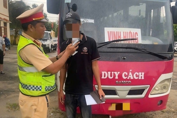 CATP Huế tăng cường kiểm soát giao thông, bảo đảm an toàn cho người dân