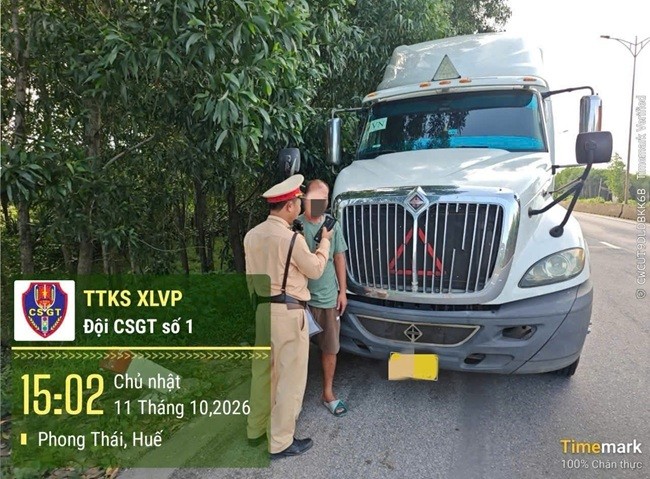 Cảnh sát giao thông Huế kiểm soát giao thông, kiểm tra nồng độ cồn và ma túy đối với lái xe đường dài.