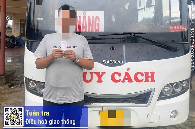 Cảnh sát giao thông Huế kiểm soát giao thông, kiểm tra nồng độ cồn và ma túy đối với lái xe đường dài.
