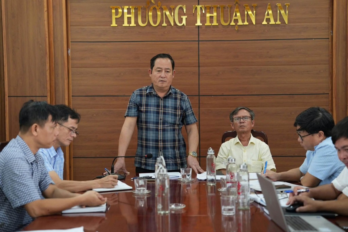 Đồng chí Lê Đình Phong, Phó Bí thư Đảng ủy, Chủ tịch UBND phường chủ trì cuộc họp.