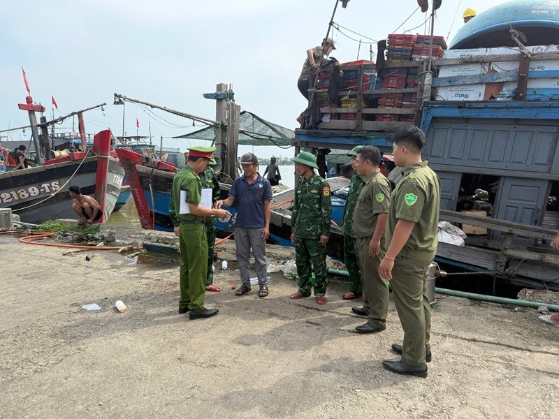 Công an ven biển Huế phối hợp bảo vệ tàu thuyền và ngư dân trong mùa mưa bão.