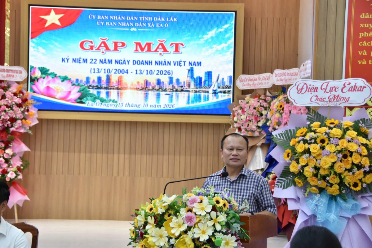 Xã Ea Ô gặp mặt, chúc mừng doanh nghiệp, doanh nhân nhân Ngày Doanh nhân Việt Nam