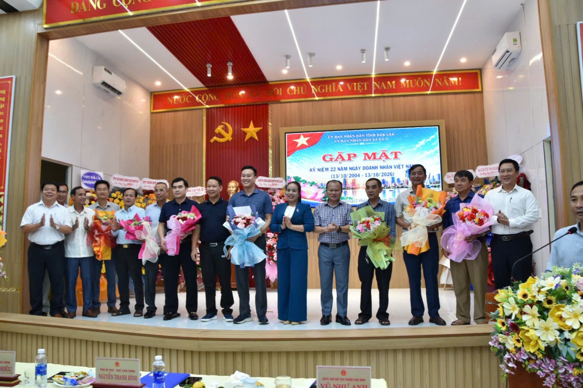 Xã Ea Ô gặp mặt, chúc mừng doanh nghiệp, doanh nhân nhân Ngày Doanh nhân Việt Nam