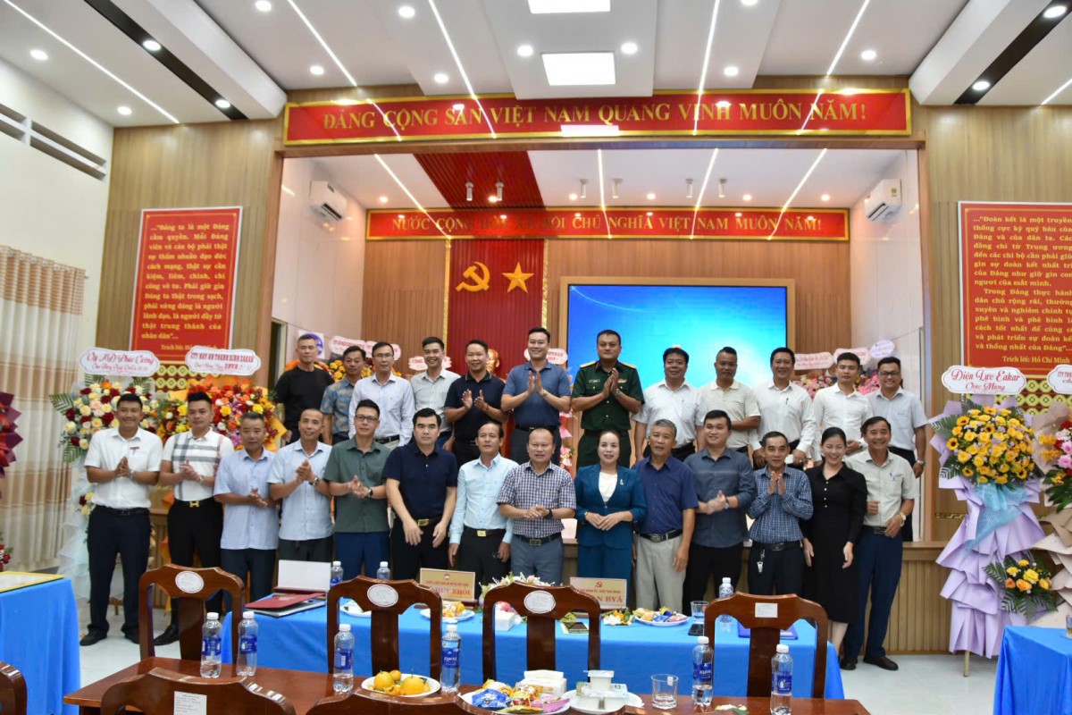 Xã Ea Ô gặp mặt, chúc mừng doanh nghiệp, doanh nhân nhân Ngày Doanh nhân Việt Nam