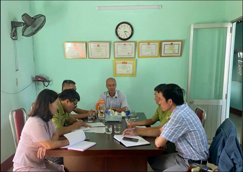 Lực lượng kiểm lâm tuyên truyền bảo vệ động vật hoang dã tại các chợ ở Huế.