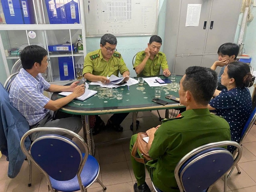 Lực lượng kiểm lâm tuyên truyền bảo vệ động vật hoang dã tại các chợ ở Huế.