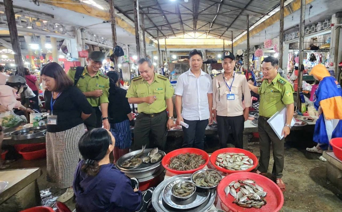 Lực lượng kiểm lâm tuyên truyền bảo vệ động vật hoang dã tại các chợ ở Huế.