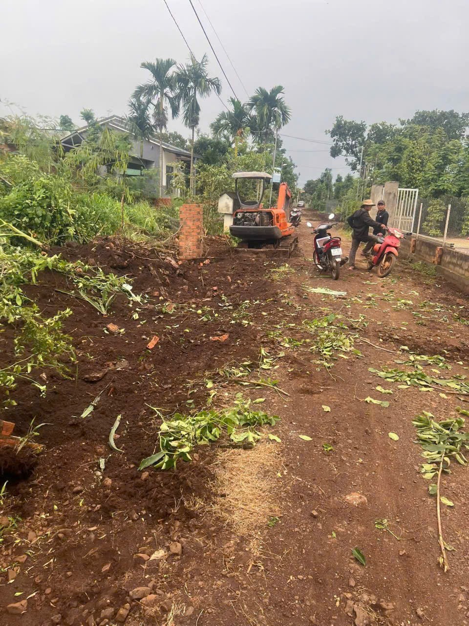 Người dân xã Ea Ning tự nguyện hiến đất, chung sức xây dựng đường giao thông nông thôn
