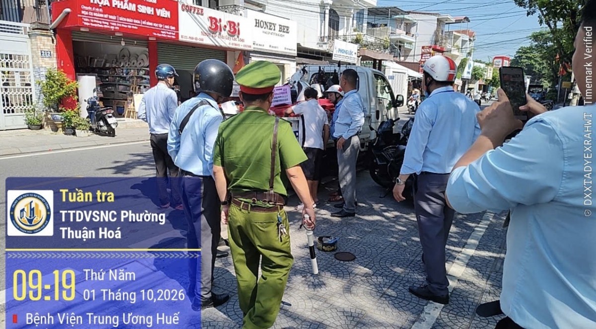 Công an thành phố Huế kiểm tra, xử lý vi phạm trật tự đô thị, bảo đảm an toàn giao thông tại cổng trường học.