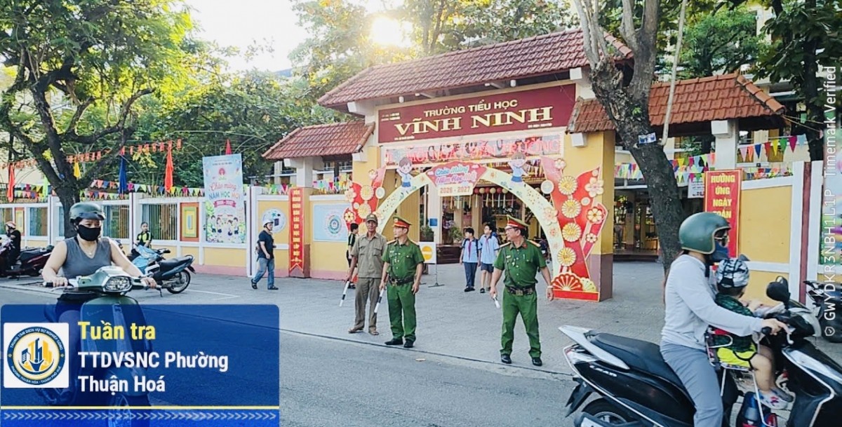 Công an thành phố Huế kiểm tra, xử lý vi phạm trật tự đô thị, bảo đảm an toàn giao thông tại cổng trường học.