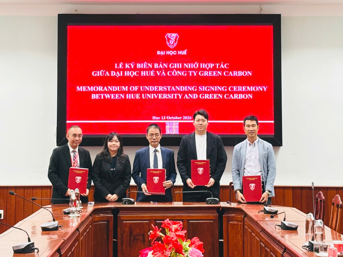 Đại học Huế ký kết hợp tác giảm phát thải mê-tan, phát triển dự án carbon trong sản xuất lúa tại Huế.