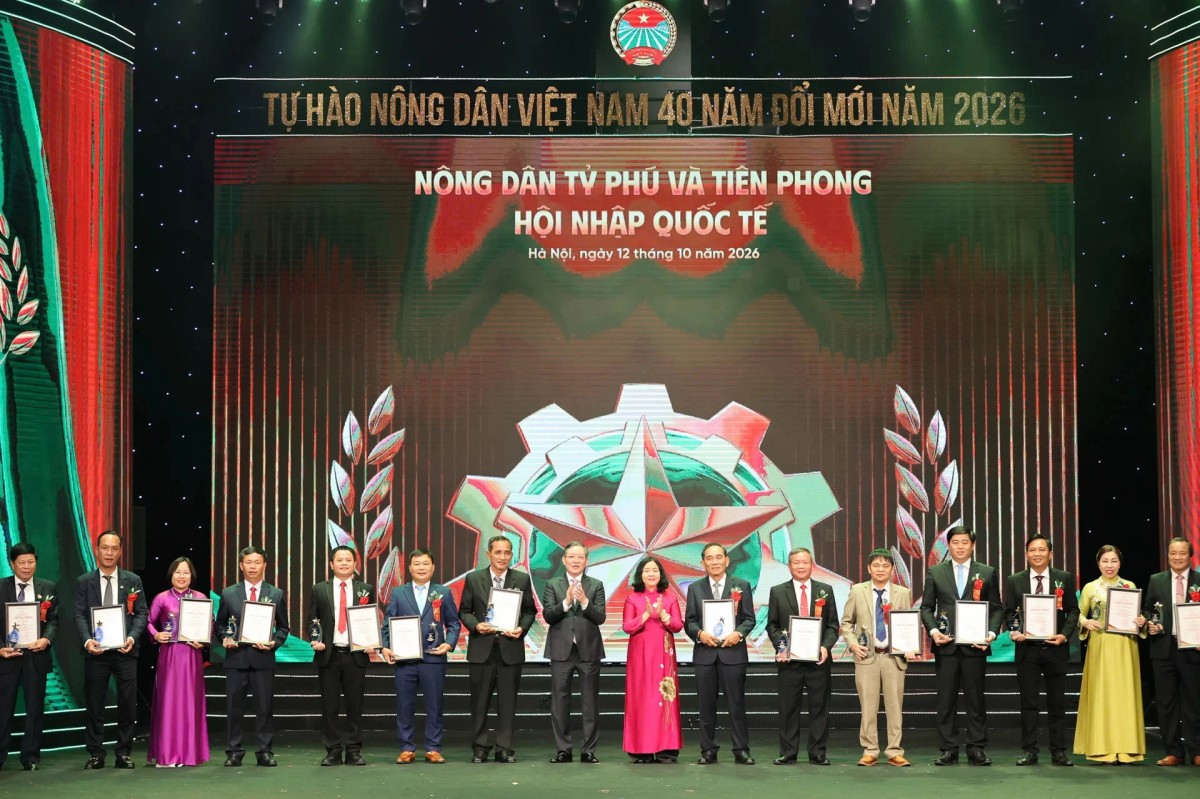 Chủ tịch Ủy ban Trung ương Mặt trận Tổ quốc Việt Nam Bùi Thị Minh Hoài và Chủ tịch Trung ương Hội Nông dân Việt Nam Lương Quốc Đoàn trao biểu trưng, chứng nhận cho các nông dân tỷ phú và tiên phong hội nhập quốc tế.