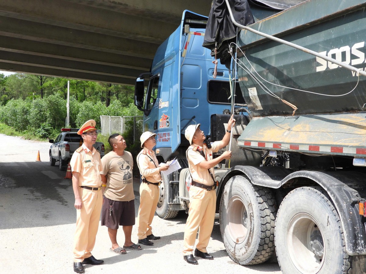 Quảng Trị: Triển khai đợt cao điểm tổng kiểm soát, xử lý xe quá khổ, quá tải, tự ý thay đổi kích thước