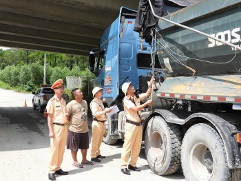 Quảng Trị: Triển khai đợt cao điểm tổng kiểm soát, xử lý xe quá khổ, quá tải, tự ý thay đổi kích thước