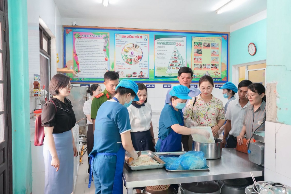 Hương Thủy kiểm tra đột xuất an toàn thực phẩm tại cơ sở kinh doanh và bếp ăn trường học.