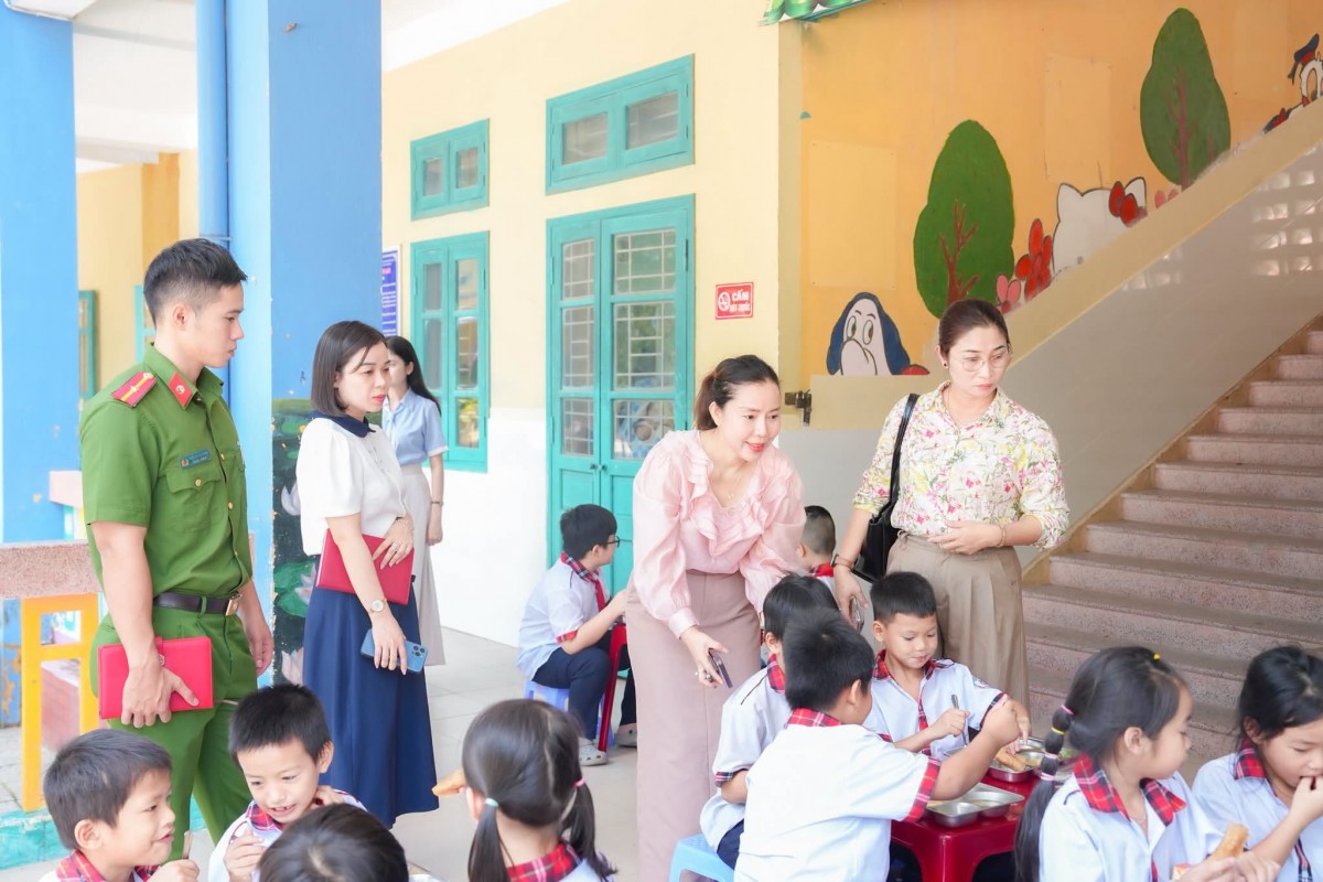 Hương Thủy kiểm tra đột xuất an toàn thực phẩm tại cơ sở kinh doanh và bếp ăn trường học.