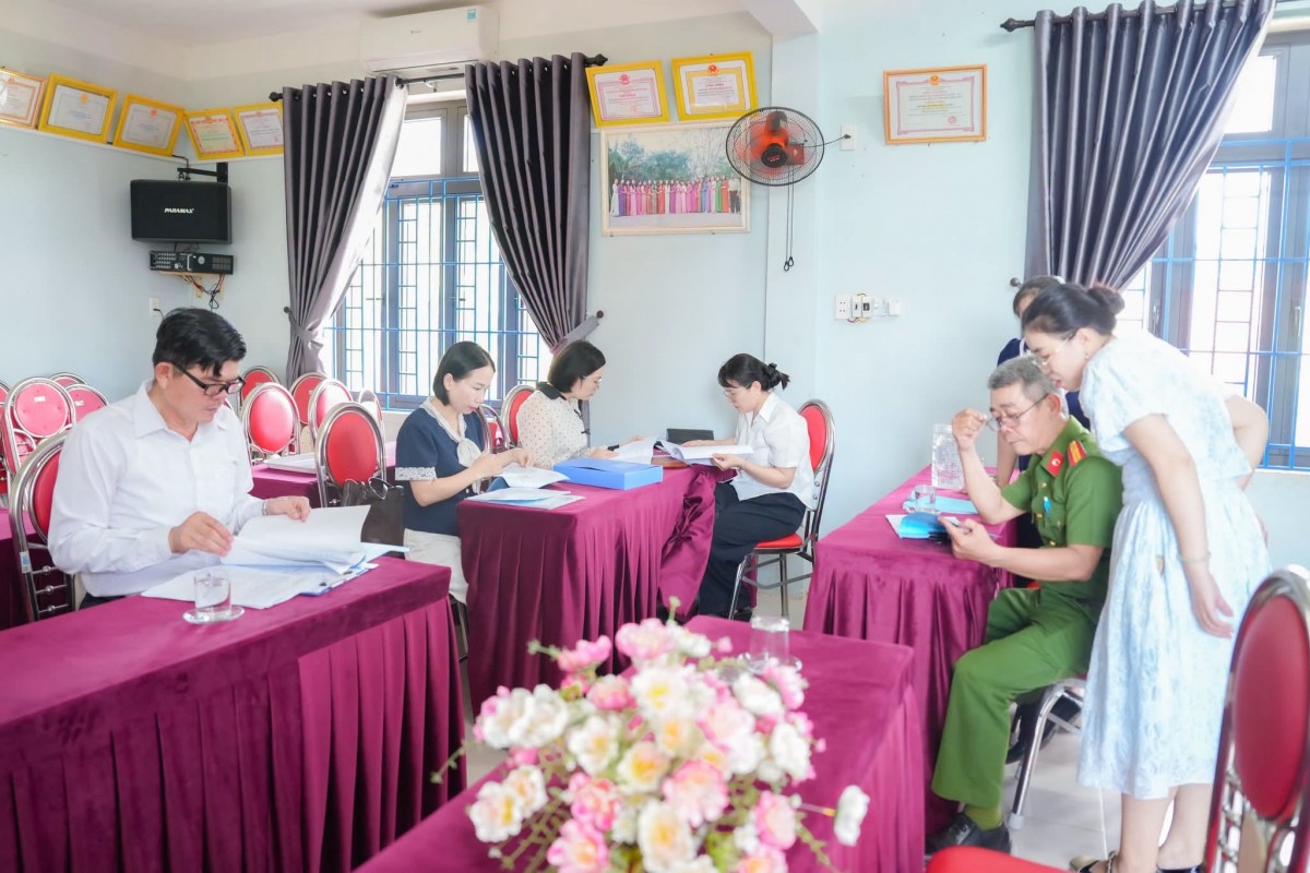 Hương Thủy kiểm tra đột xuất an toàn thực phẩm tại cơ sở kinh doanh và bếp ăn trường học.