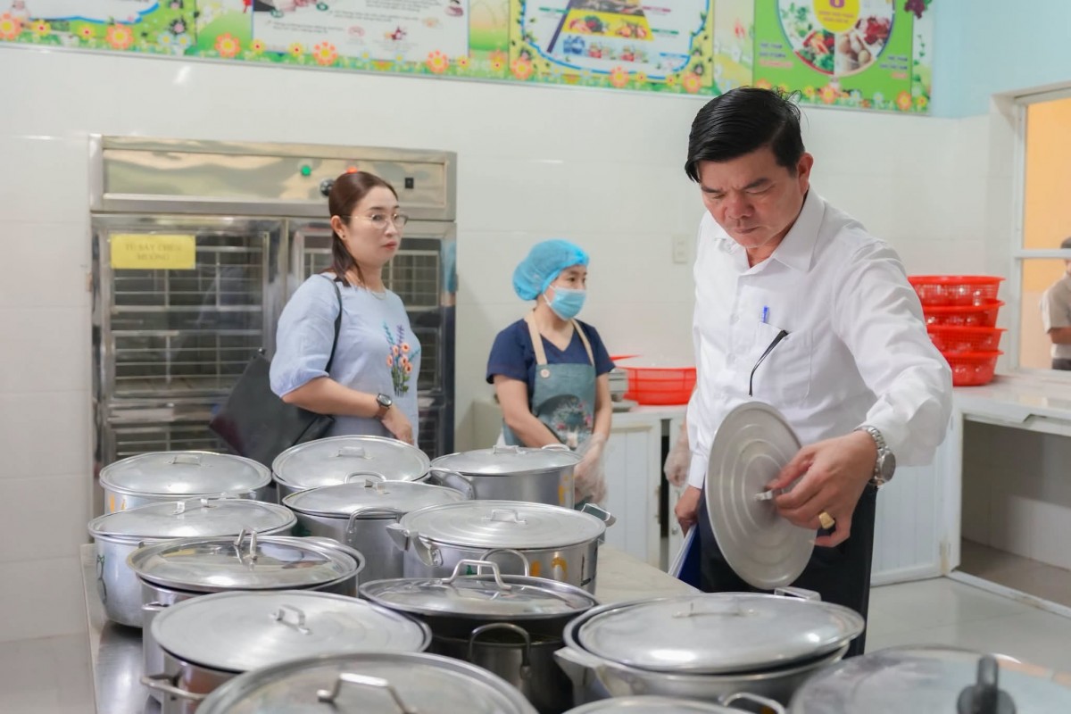 Hương Thủy kiểm tra đột xuất an toàn thực phẩm tại cơ sở kinh doanh và bếp ăn trường học.
