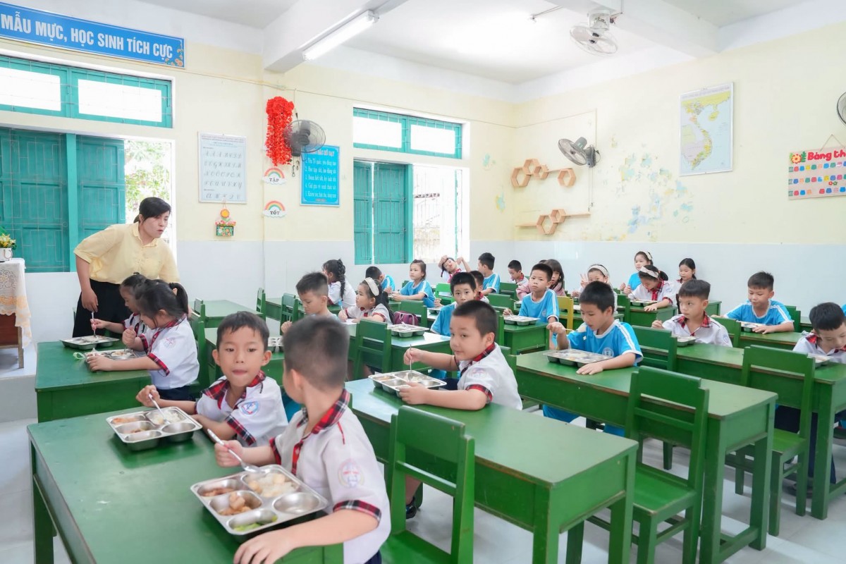 Hương Thủy kiểm tra đột xuất an toàn thực phẩm tại cơ sở kinh doanh và bếp ăn trường học.