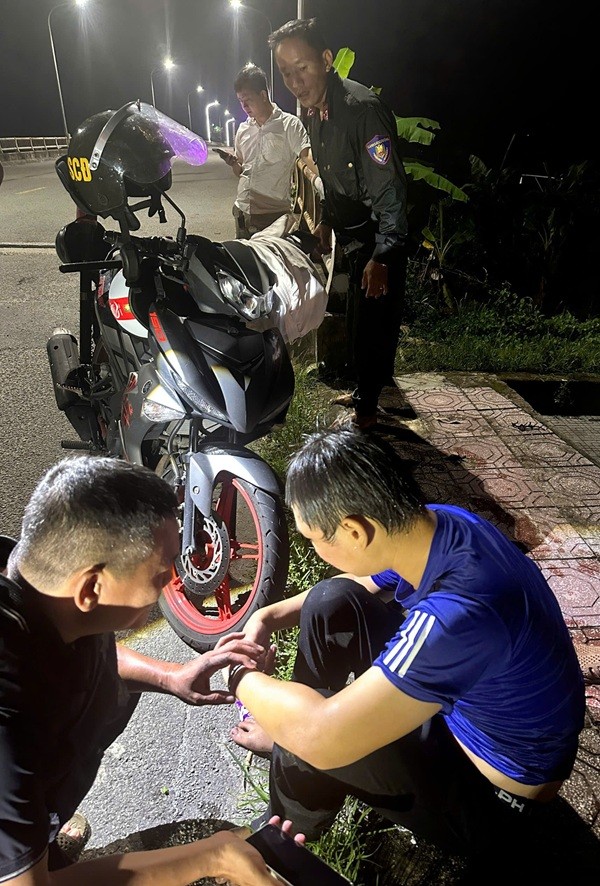 Cán bộ Tổ tuần tra 785 CATP Huế kịp thời cứu nam thanh niên nhảy cầu