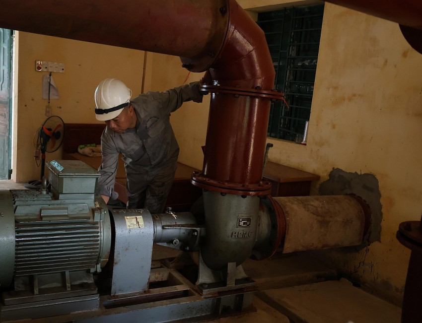 Hệ thống máy bơm nước luôn được nhân viên kiểm tra kĩ lưỡng để phục vụ việc lấy nước cho nhân dân. 