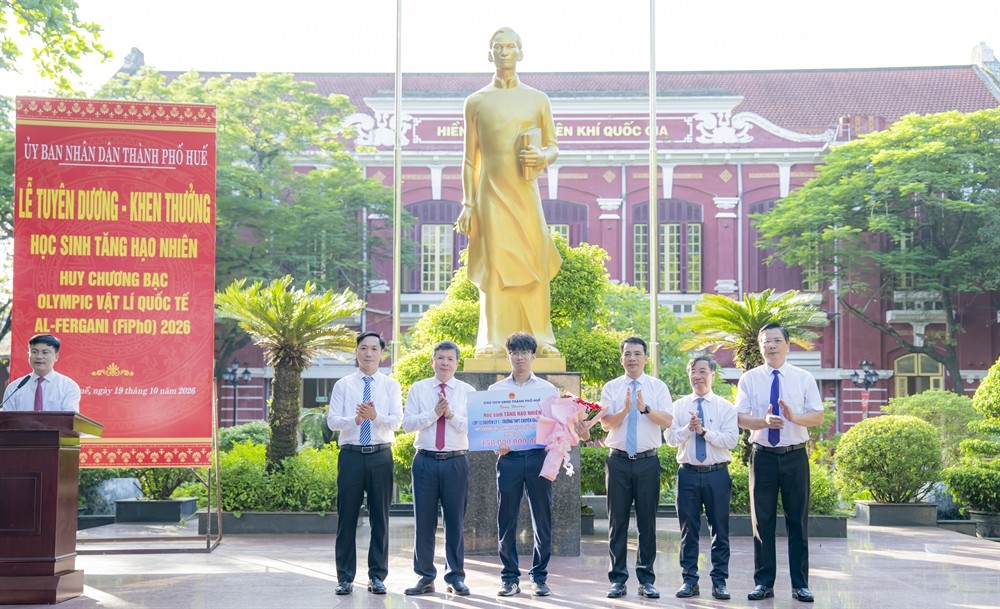 Huế tuyên dương Tăng Hạo Nhiên đạt Huy chương Bạc Olympic Vật lý quốc tế năm 2026.
