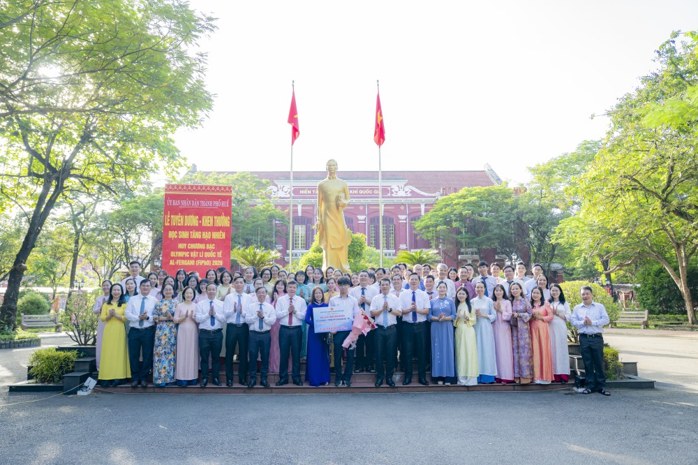 Huế tuyên dương Tăng Hạo Nhiên đạt Huy chương Bạc Olympic Vật lý quốc tế năm 2026.