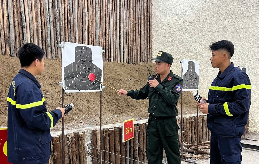 Công an thành phố Huế kiểm tra bắn đạn thật, rèn luyện kỷ luật và nâng cao chất lượng huấn luyện quân sự.