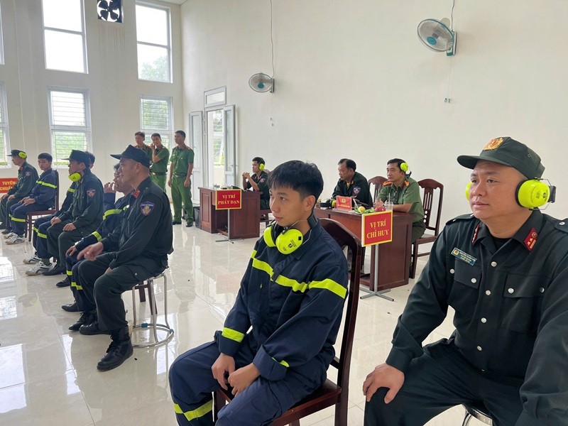 Công an thành phố Huế kiểm tra bắn đạn thật, rèn luyện kỷ luật và nâng cao chất lượng huấn luyện quân sự.