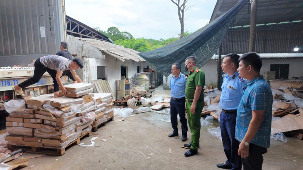 Lực lượng chức năng phát hiện xử lý các đối tượng vận chuyển chân gà không rõ nguồn gốc xuất xuqs.