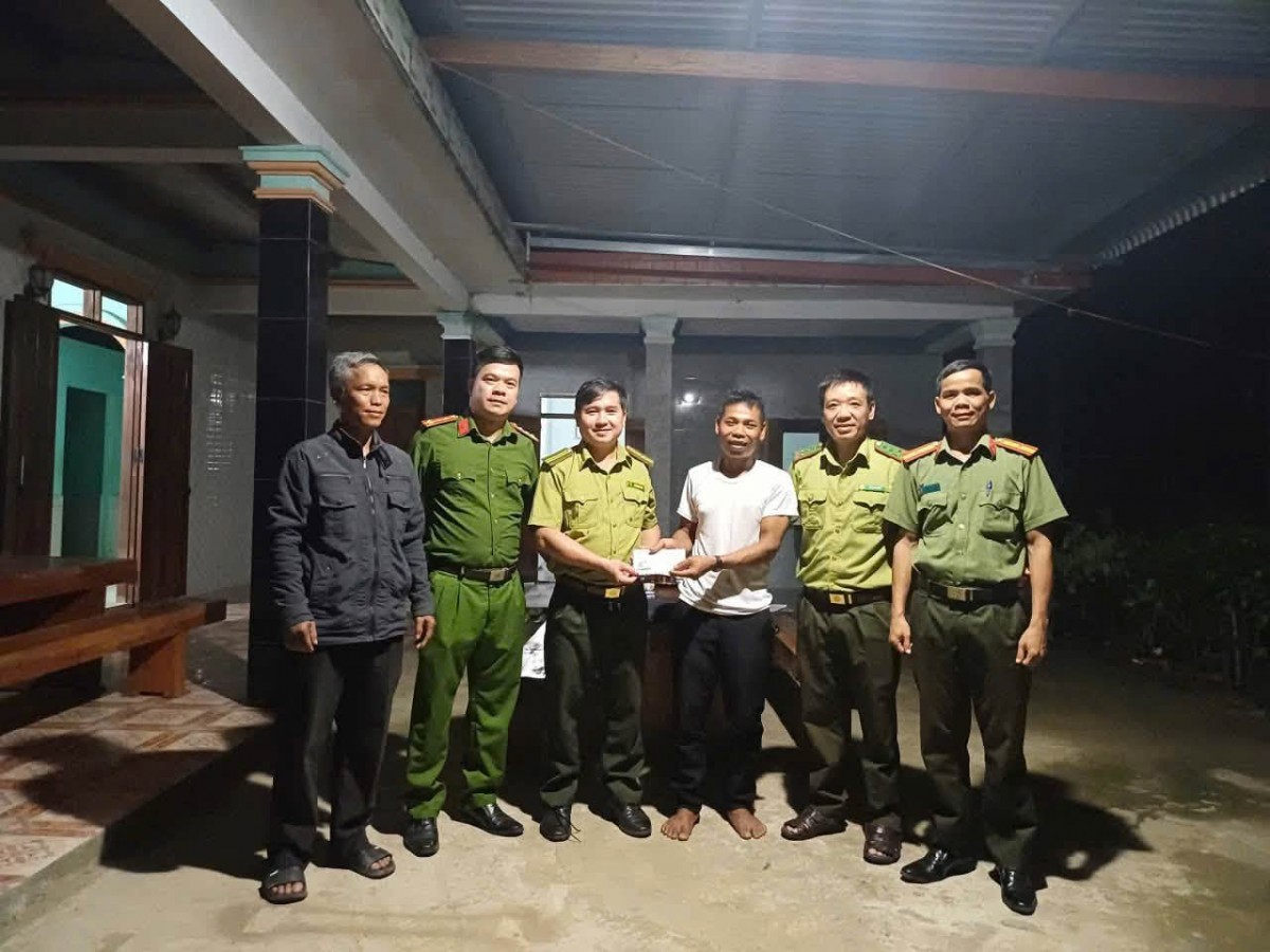 Vườn quốc gia Bạch Mã tuyên truyền tận nhà, vận động người dân vùng đệm nâng cao trách nhiệm bảo vệ rừng và bảo tồn động vật hoang dã.