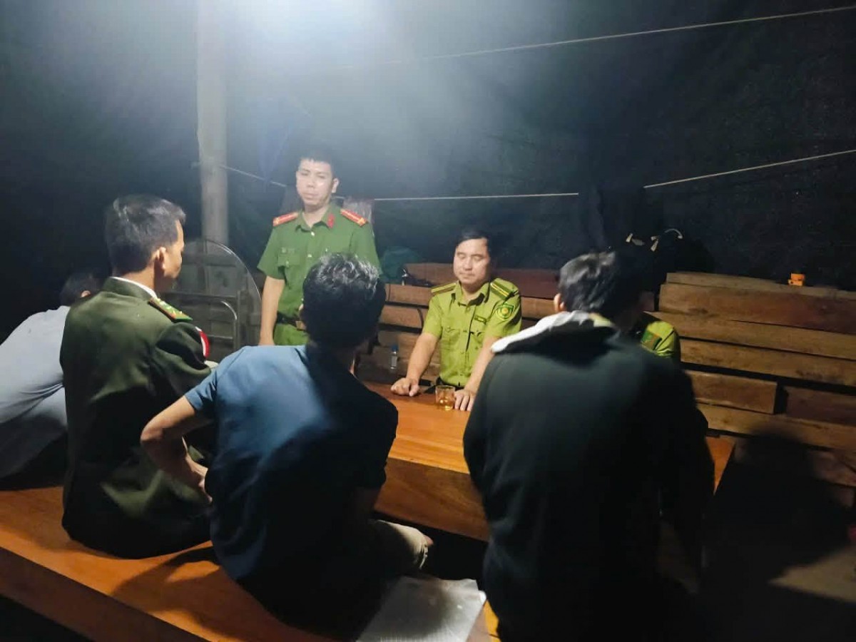 Vườn quốc gia Bạch Mã tuyên truyền tận nhà, vận động người dân vùng đệm nâng cao trách nhiệm bảo vệ rừng và bảo tồn động vật hoang dã.
