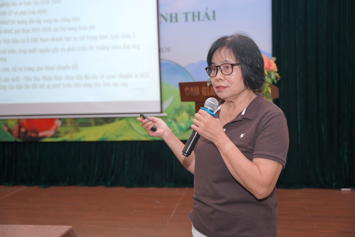 Bà Từ Thị Tuyết Nhung, Ủy viên Ban Thường vụ, Trưởng Ban Tiêu chuẩn VOAA, nhấn mạnh việc tuân thủ tiêu chuẩn và kiểm soát vật tư đầu vào trong sản xuất hữu cơ.