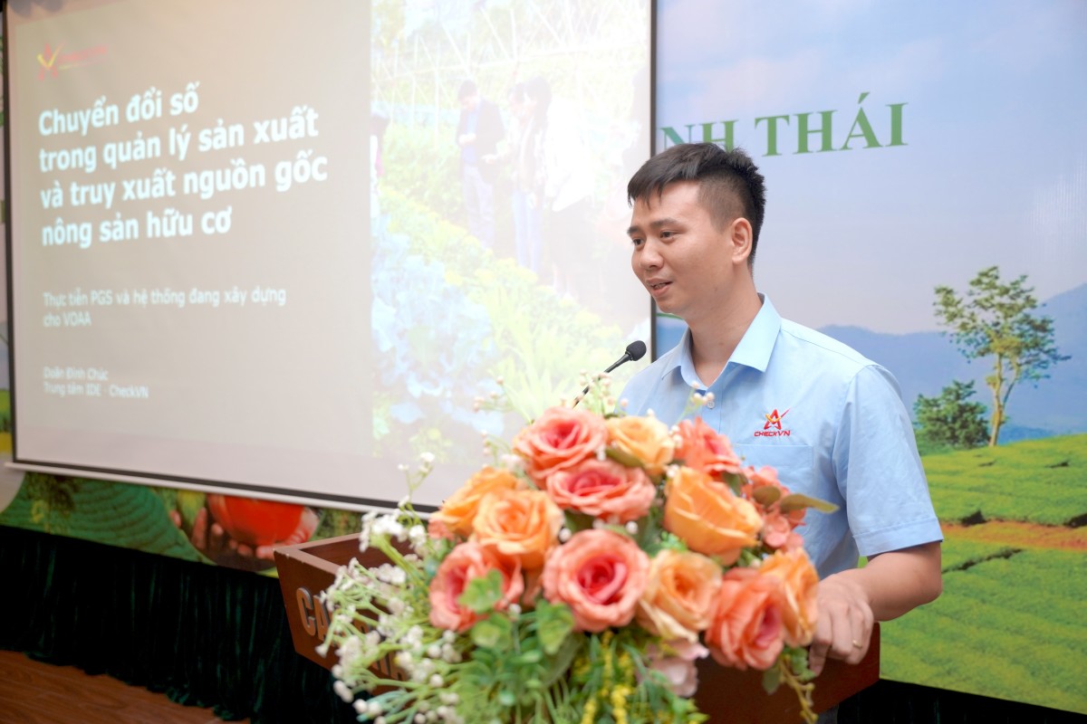 Ông Doãn Đình Chúc, Giám đốc công nghệ CheckVN, giới thiệu giải pháp số hóa nhật ký sản xuất, quản lý lô thửa và truy xuất nguồn gốc nông sản hữu cơ.