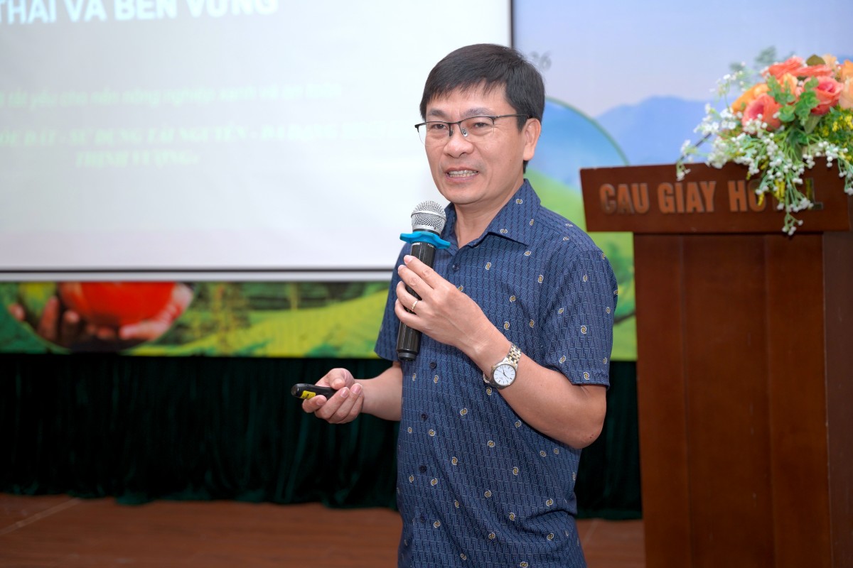 TS Lê Mai Nhất, Trưởng phòng Khoa học và Hợp tác quốc tế, Viện Bảo vệ thực vật, trình bày các giải pháp quản lý sinh vật hại gắn với bảo vệ thiên địch và duy trì cân bằng sinh thái.