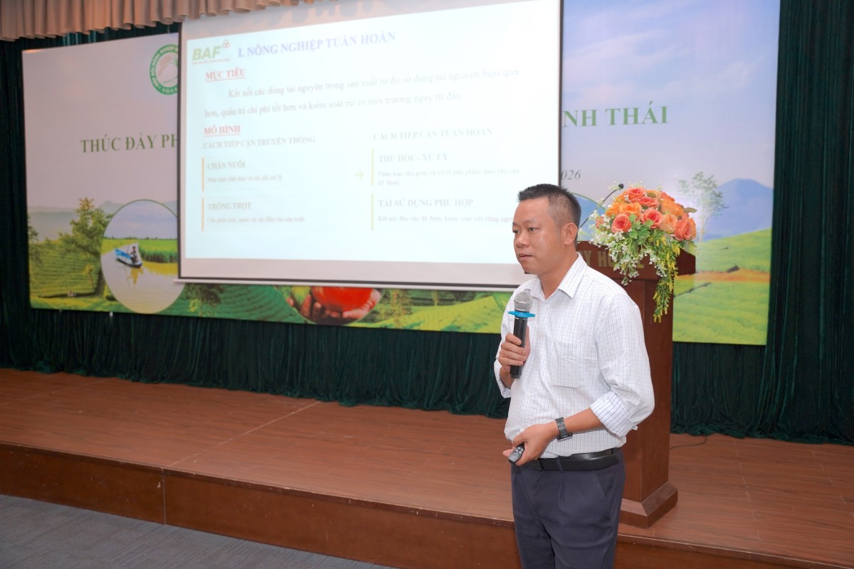 Ông Nguyễn Mạnh Hùng, Giám đốc sản xuất mảng nông nghiệp Công ty Cổ phần Nông nghiệp BAF Việt Nam, giới thiệu mô hình kết nối chăn nuôi với trồng trọt theo hướng tuần hoàn tài nguyên.