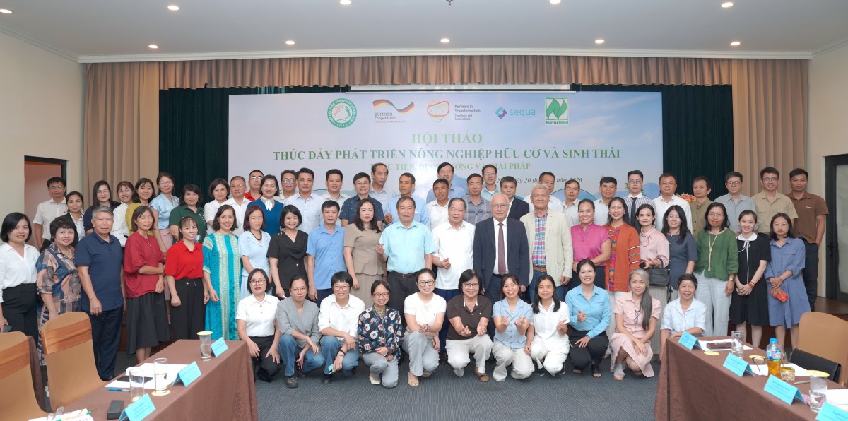 Các đại biểu tham dự hội thảo chụp ảnh lưu niệm, cùng hướng tới tăng cường liên kết và phát triển cộng đồng hữu cơ Việt Nam.