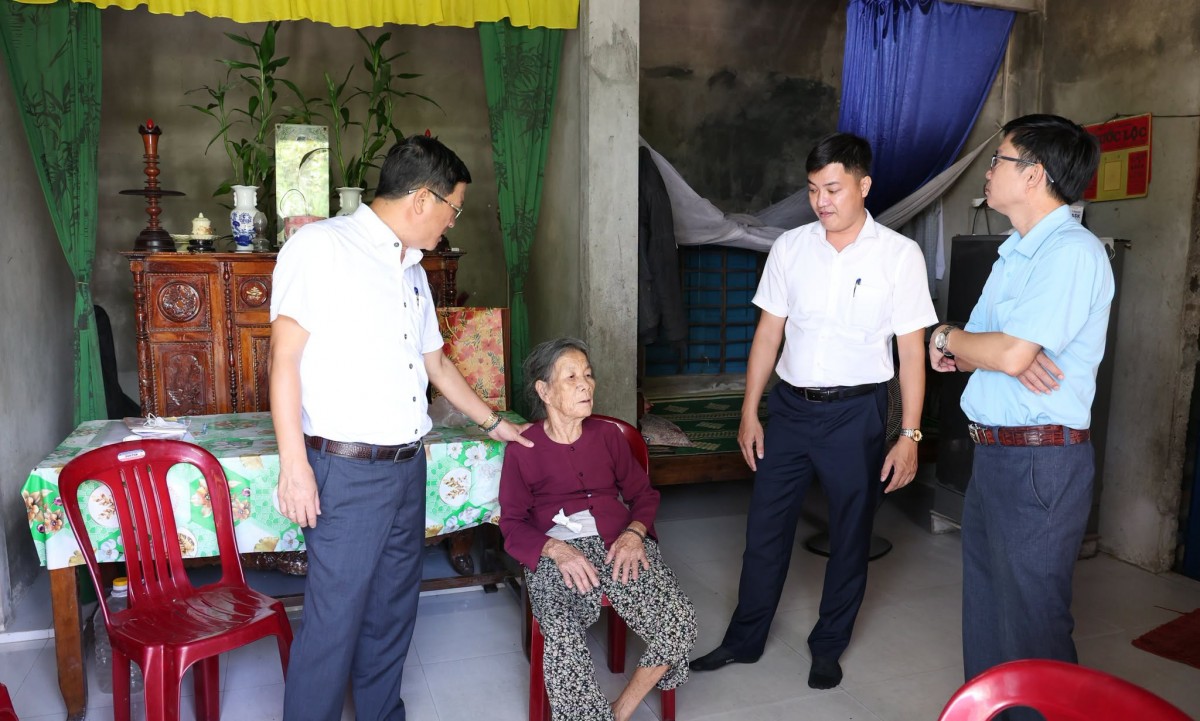 Lãnh đạo phường Phong Phú khảo sát hộ nghèo, hỗ trợ sinh kế bền vững và an sinh xã hội.