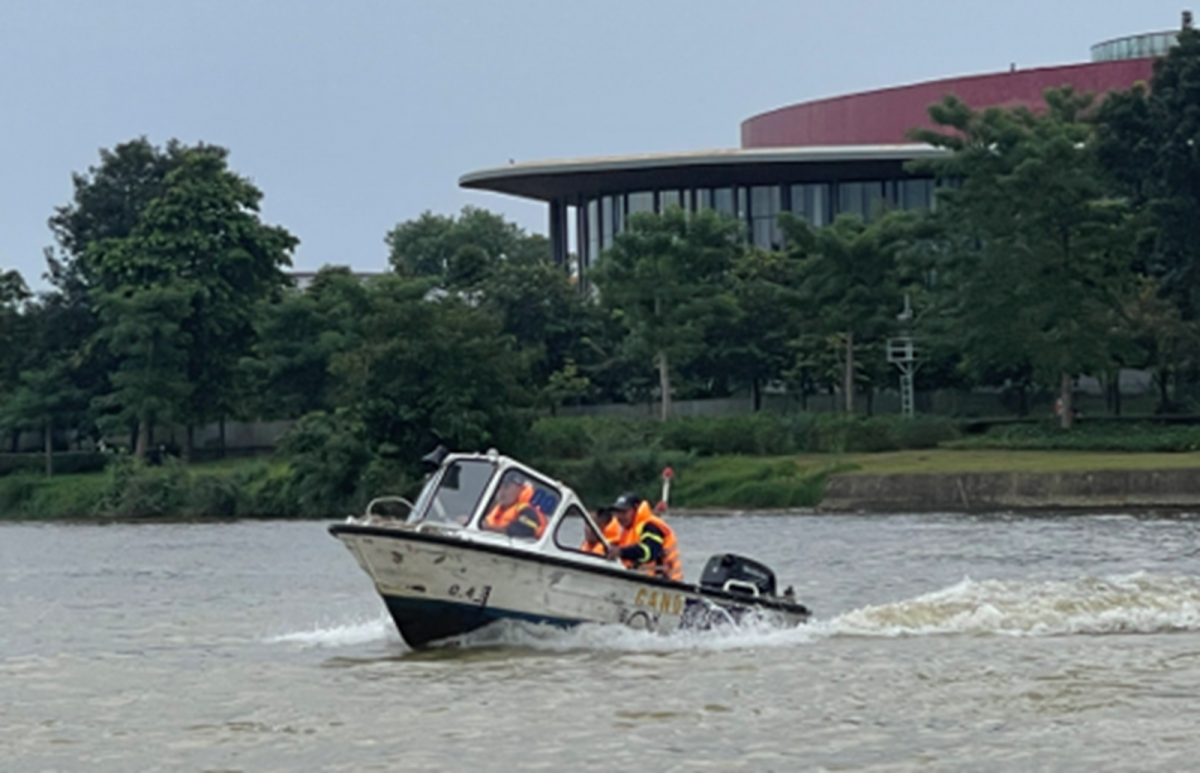 Huế huấn luyện ca nô, nâng cao kỹ năng cứu nạn, cứu hộ và chủ động ứng phó thiên tai.