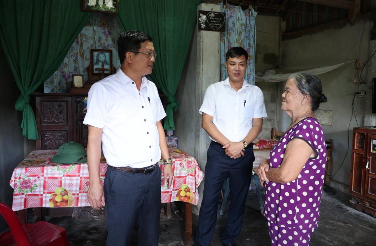 Lãnh đạo phường Phong Phú khảo sát hộ nghèo, hỗ trợ sinh kế bền vững và an sinh xã hội.