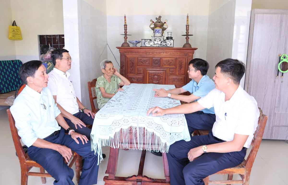Lãnh đạo phường Phong Phú khảo sát hộ nghèo, hỗ trợ sinh kế bền vững và an sinh xã hội.