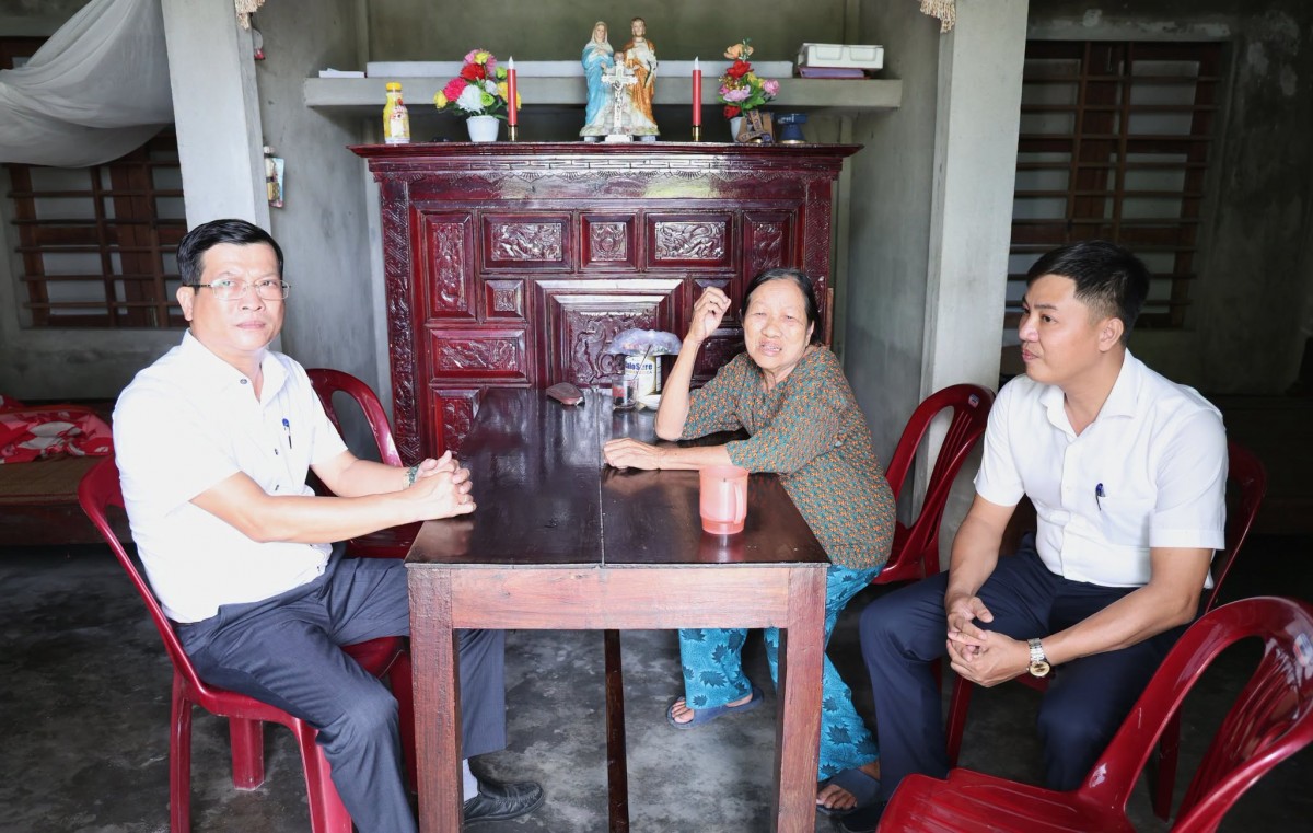 Lãnh đạo phường Phong Phú khảo sát hộ nghèo, hỗ trợ sinh kế bền vững và an sinh xã hội.