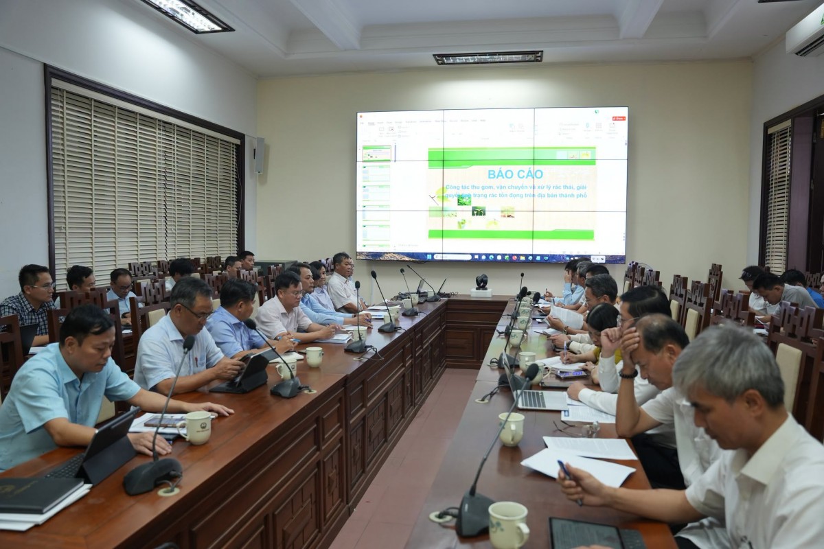 Phó Chủ tịch Thường trực UBND thành phố Hoàng Hải Minh chỉ đạo nâng cao hiệu quả quản lý chất thải, xử lý điểm đen môi trường, hướng tới thành phố Huế xanh, sạch, sáng và phát triển bền vững.