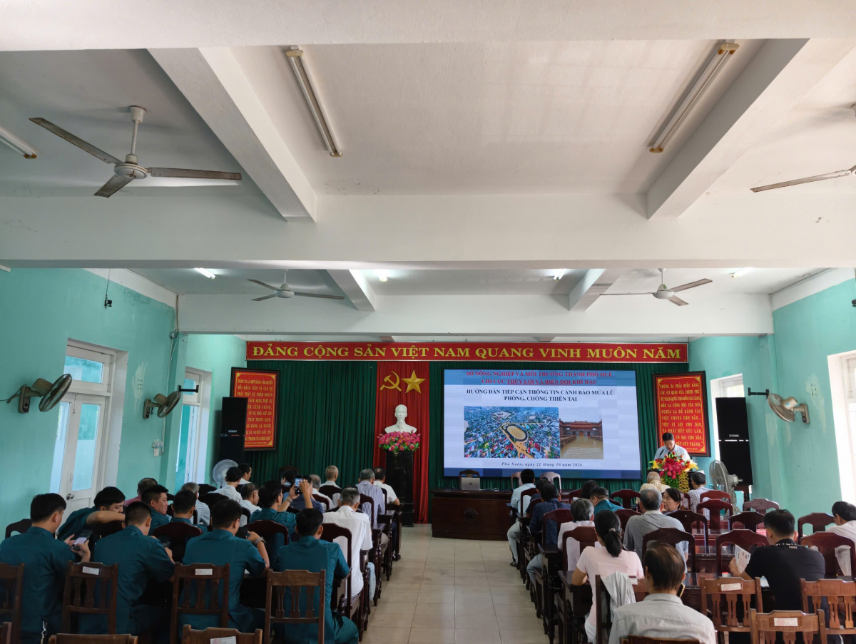 Tập huấn phòng, chống thiên tai, hướng dẫn tiếp cận thông tin cảnh báo mưa lũ tại Huế.