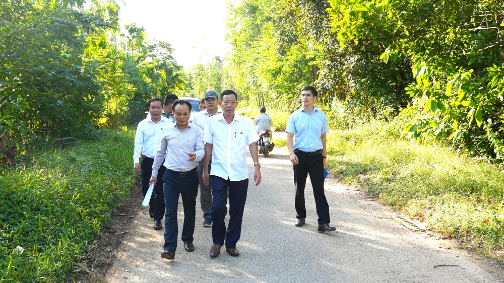 Huế khảo sát dự án điện mặt trời, cụm công nghiệp, thu hút đầu tư, sử dụng đất hiệu quả, công nghệ tiên tiến và bảo vệ môi trường.