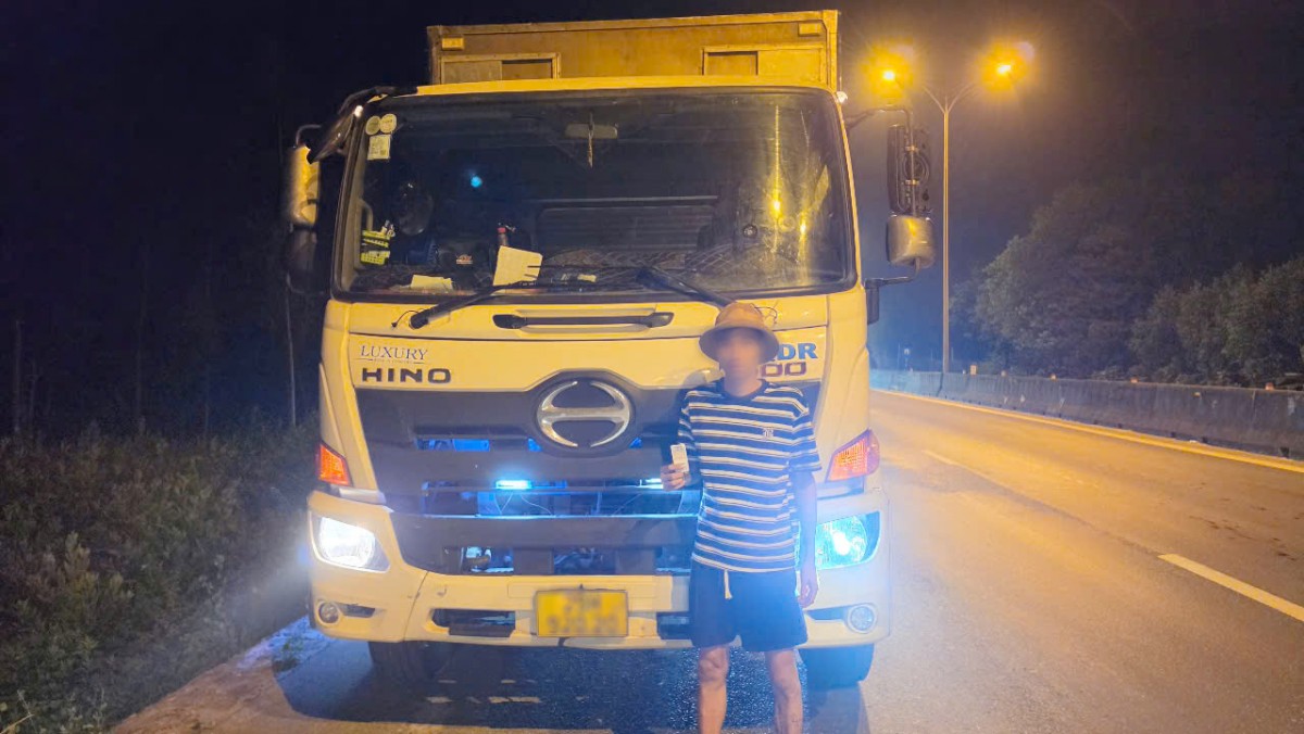 Cảnh sát giao thông Huế kiểm tra phương tiện, phòng chống ma túy, bảo đảm an toàn giao thông đường bộ và phát triển bền vững.