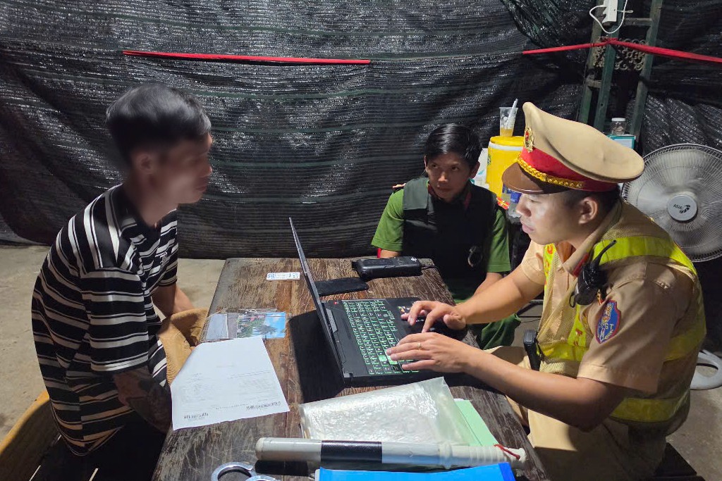 Cảnh sát giao thông Huế kiểm tra phương tiện, phòng chống ma túy, bảo đảm an toàn giao thông đường bộ và phát triển bền vững.