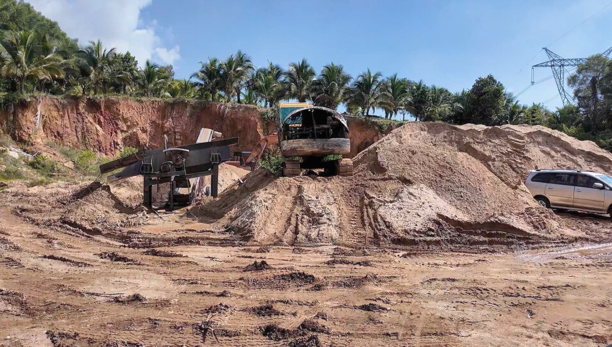 Khu vực khai thác khoáng sản với máy móc và bãi tập kết vật liệu tại xã Hà Nha, TP Đà Nẵng.