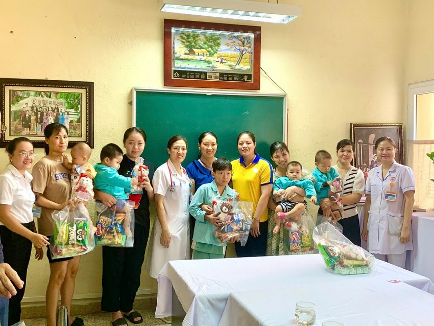 Chị Linh tặng quà cho các bé tại khoa Nhi, Bệnh viện Việt Nam Thụy Điển Uông Bí.