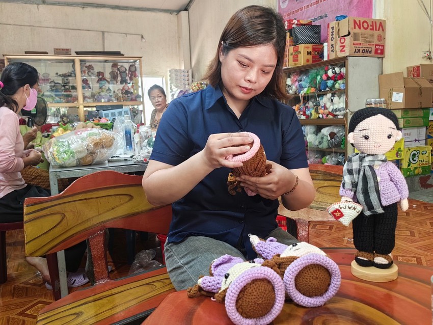 chị Đỗ Thùy Linh (SN 1993), giám đốc Công ty TNHH Thương mại Linhs Crochet . Ảnh Duy Tùng